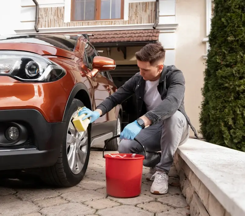 Lavage auto à domicile Sainte-Eulalie-de-Cernon : professionnel intervenant sur un véhicule